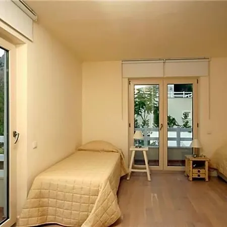 Sleeps 6 Pool Air Con Wifi