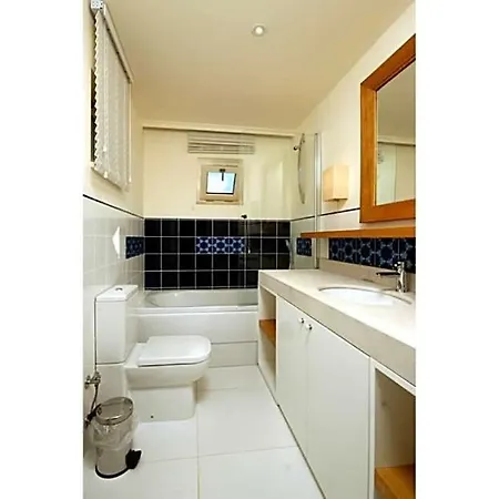 Sleeps 6 Pool Air Con Wifi
